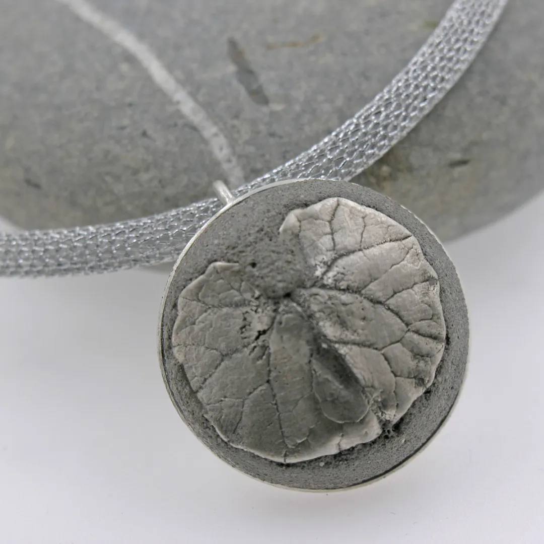 Collier argent et béton