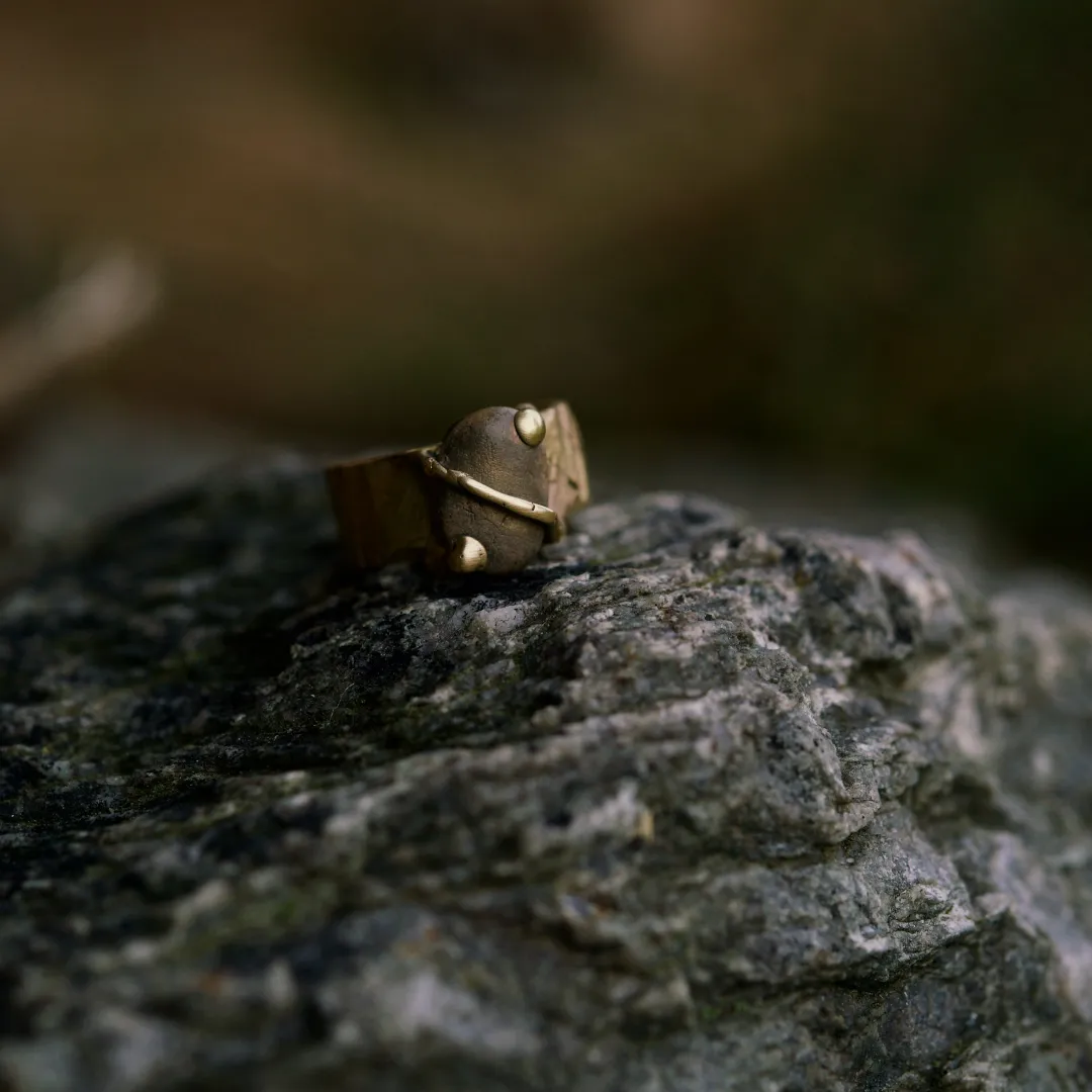 Bague en or jaune antique