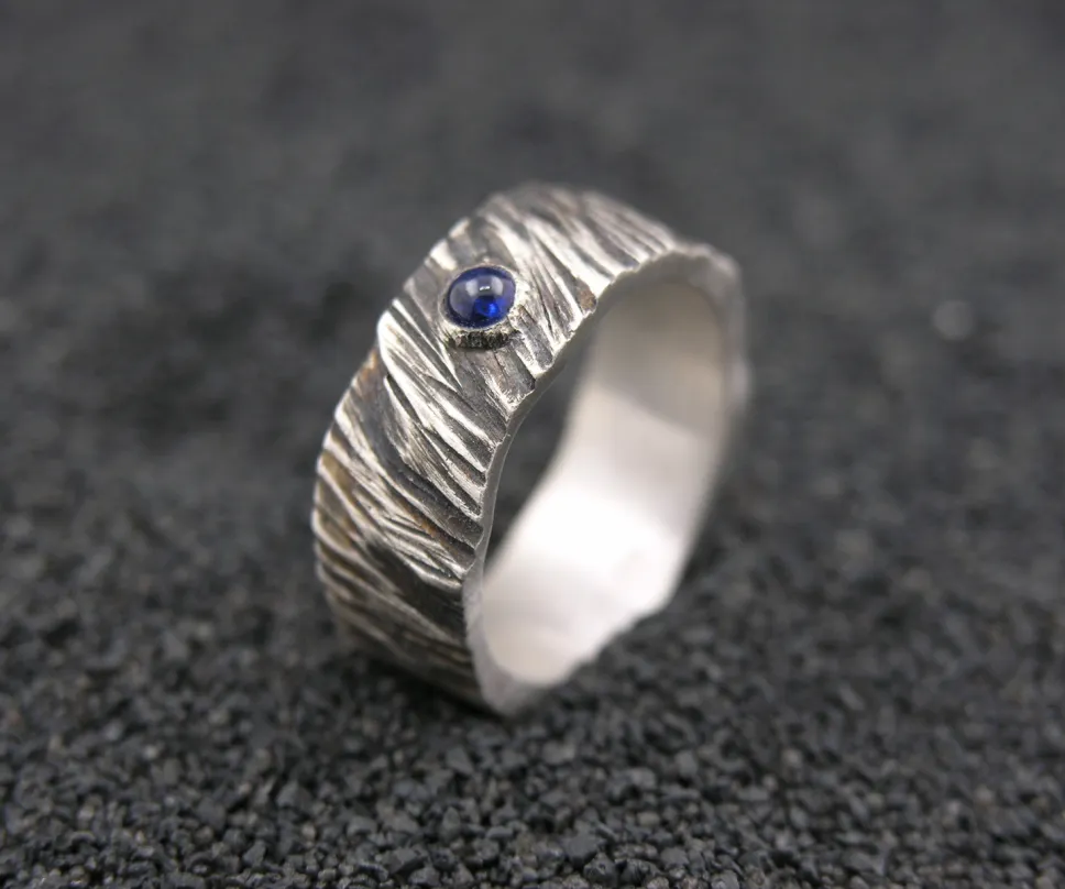 Bague en argent noircit serti d'une jolie pierre bleue