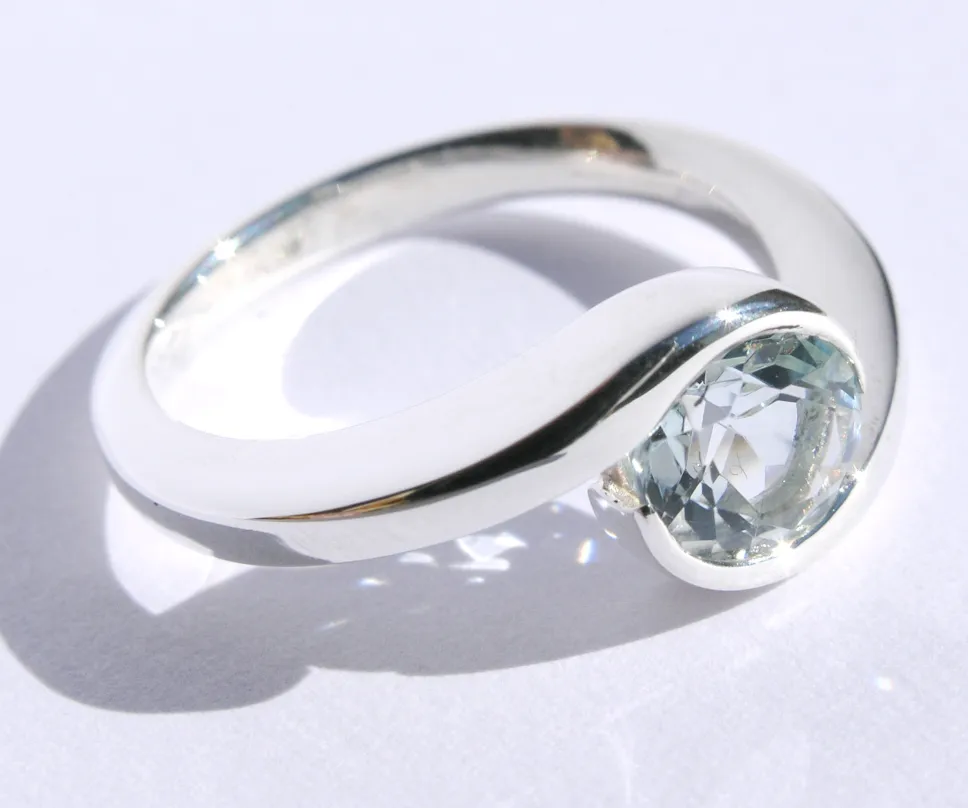 Bague de fiançaille sertie d'une aigue-marine