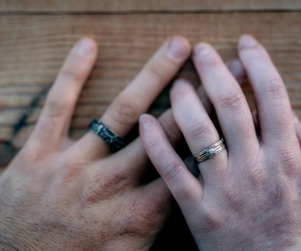 Alliances en or gris noircit pour monsieur et transformation de bague de fiancaille pour madame