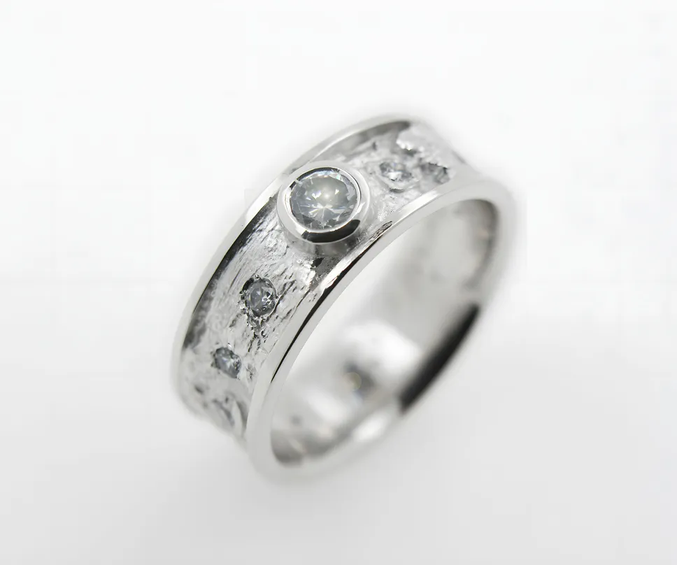 Bague en or gris sertie de plusieurs diamants