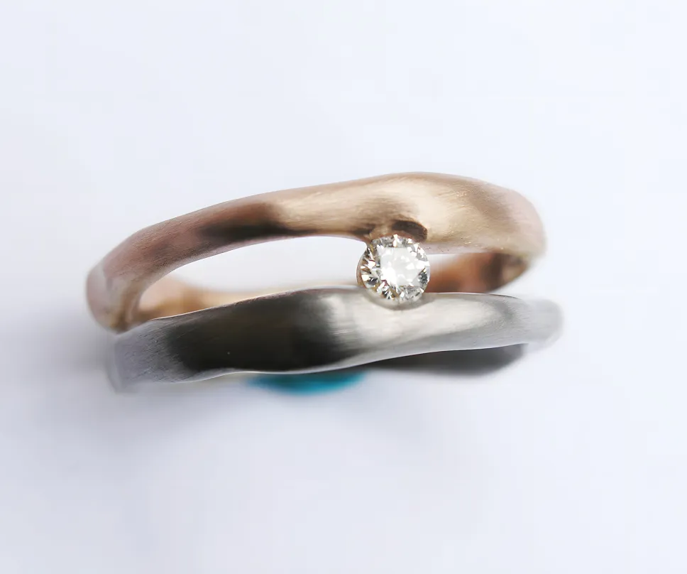 Bague de fiancaille en or gris et or rouge sertie d'un diamant