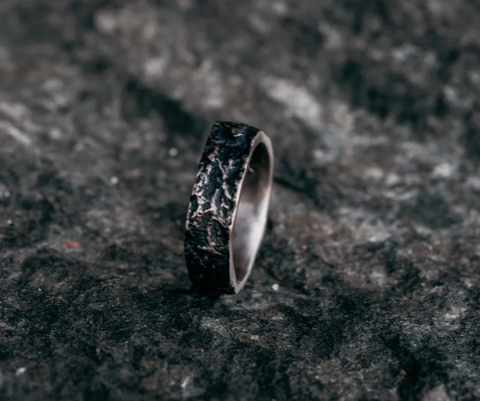 Bague homme en or gris noircit