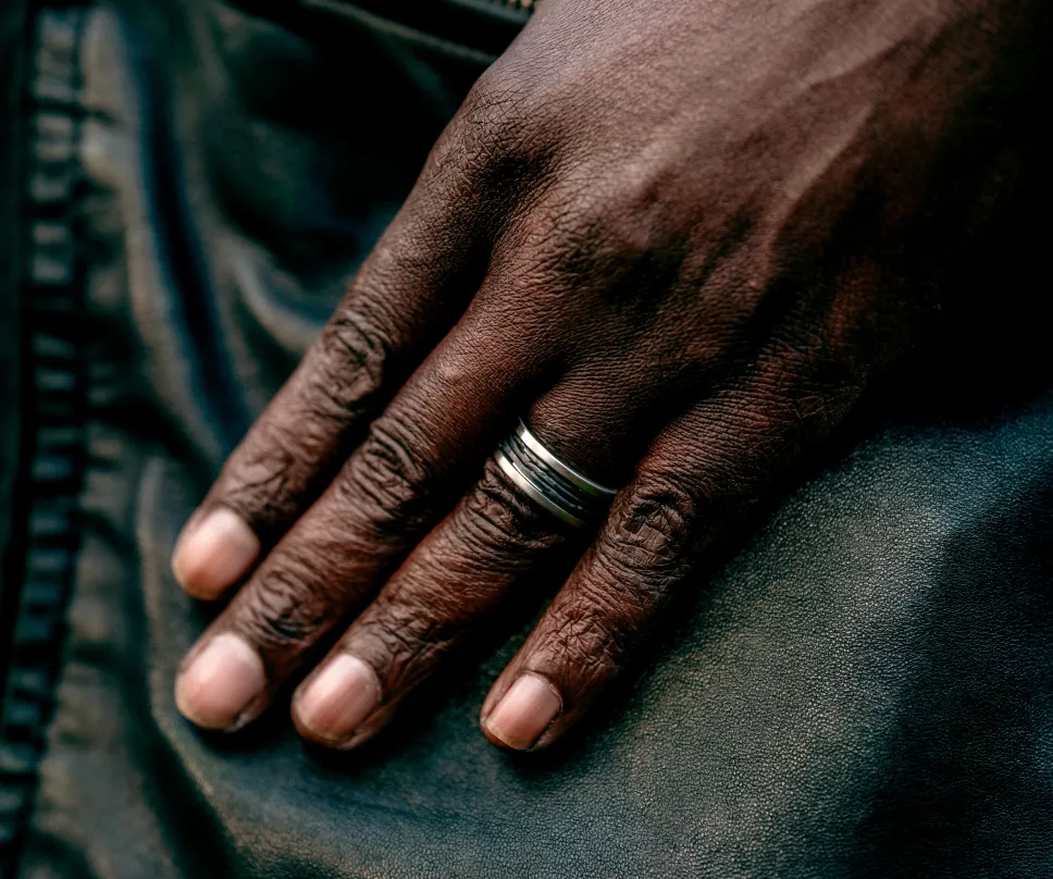 Bague en or gris noircit et palladium