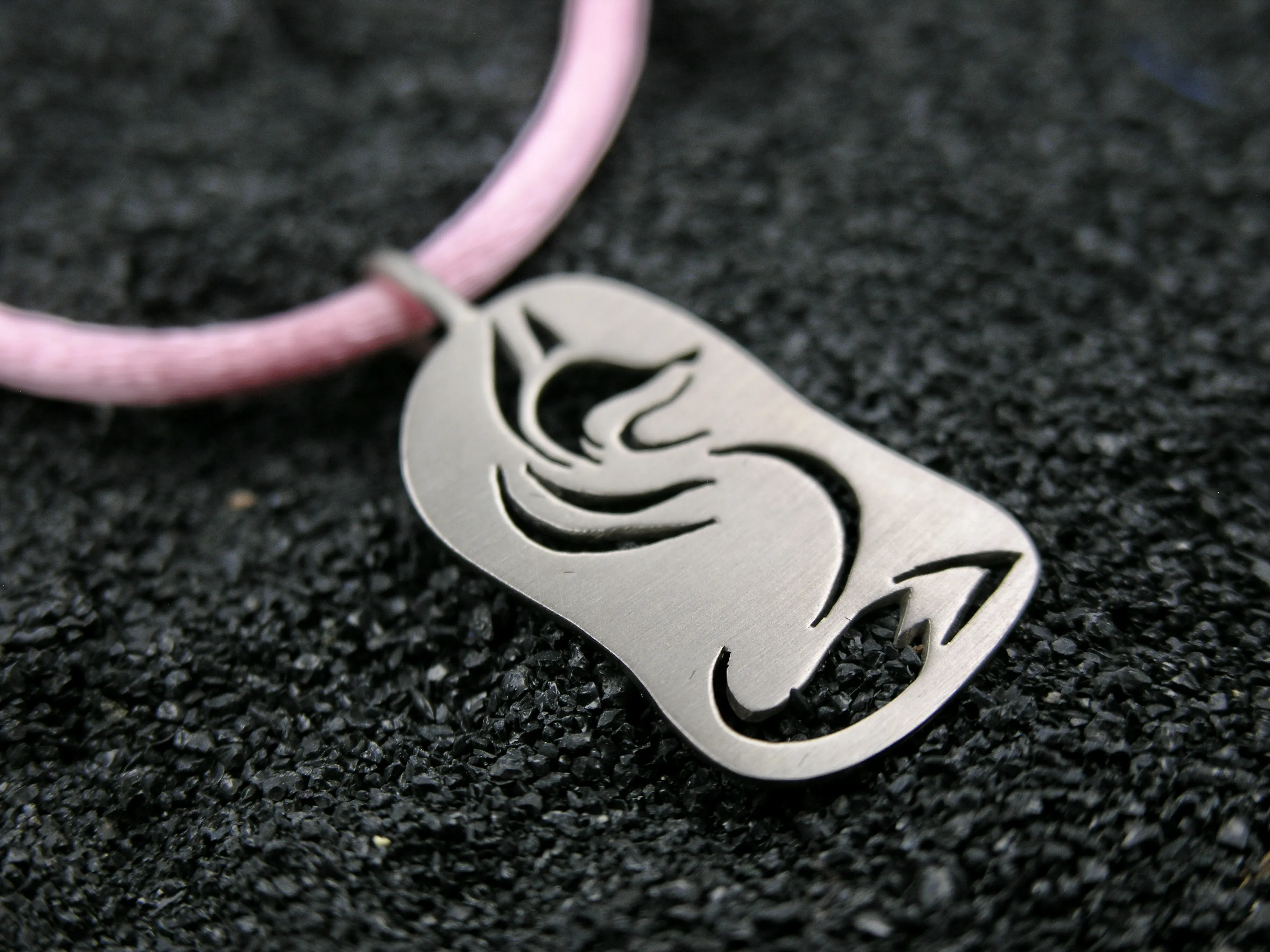 Pendentif en or gris