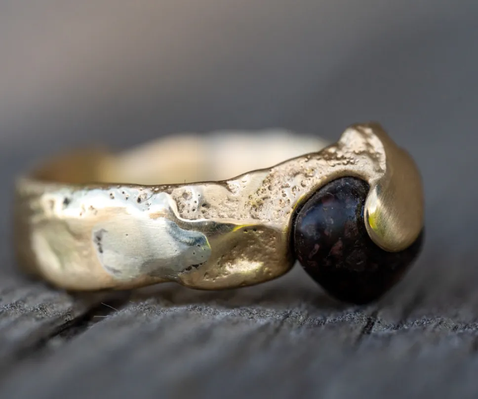 Galet serti sur une bague en or jaune