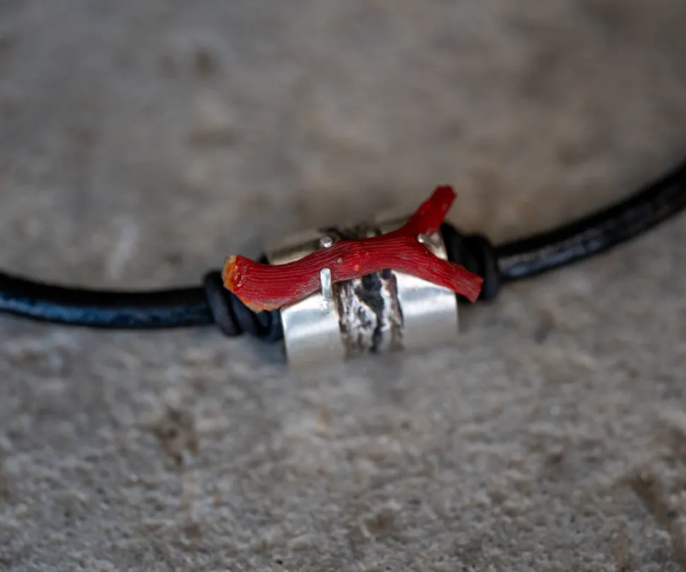 Collier en argent avec un morceau de corail serti