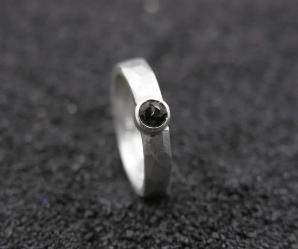 Bague avec un diamant noir