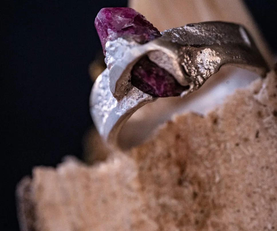 Bague en argent sertie d'un rubi brute