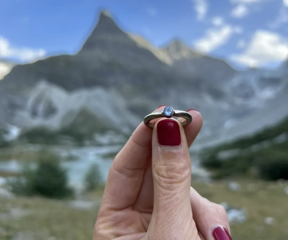 Bague en or gris sertie d'un saphir ciel