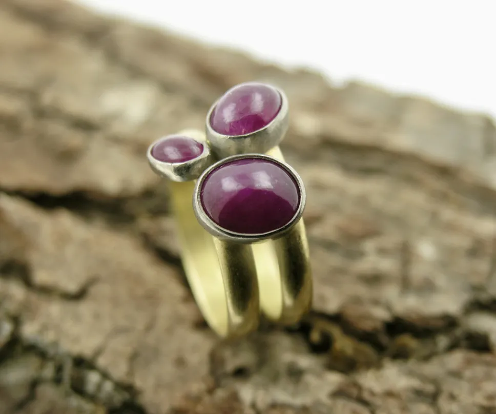 bague en or jaune , argent et rubis