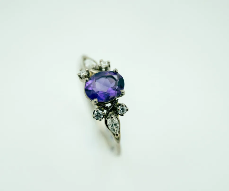 Bague en or gris, diamant et amethyste