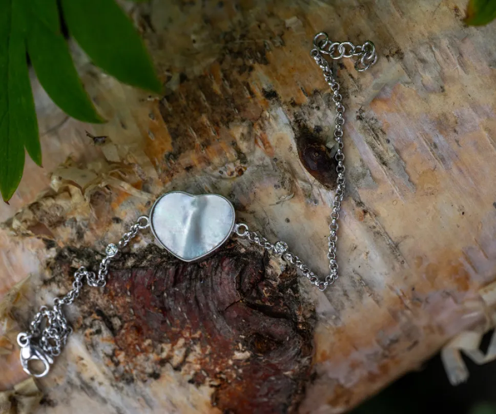 Braclet en or gris avec un coeur en nacre