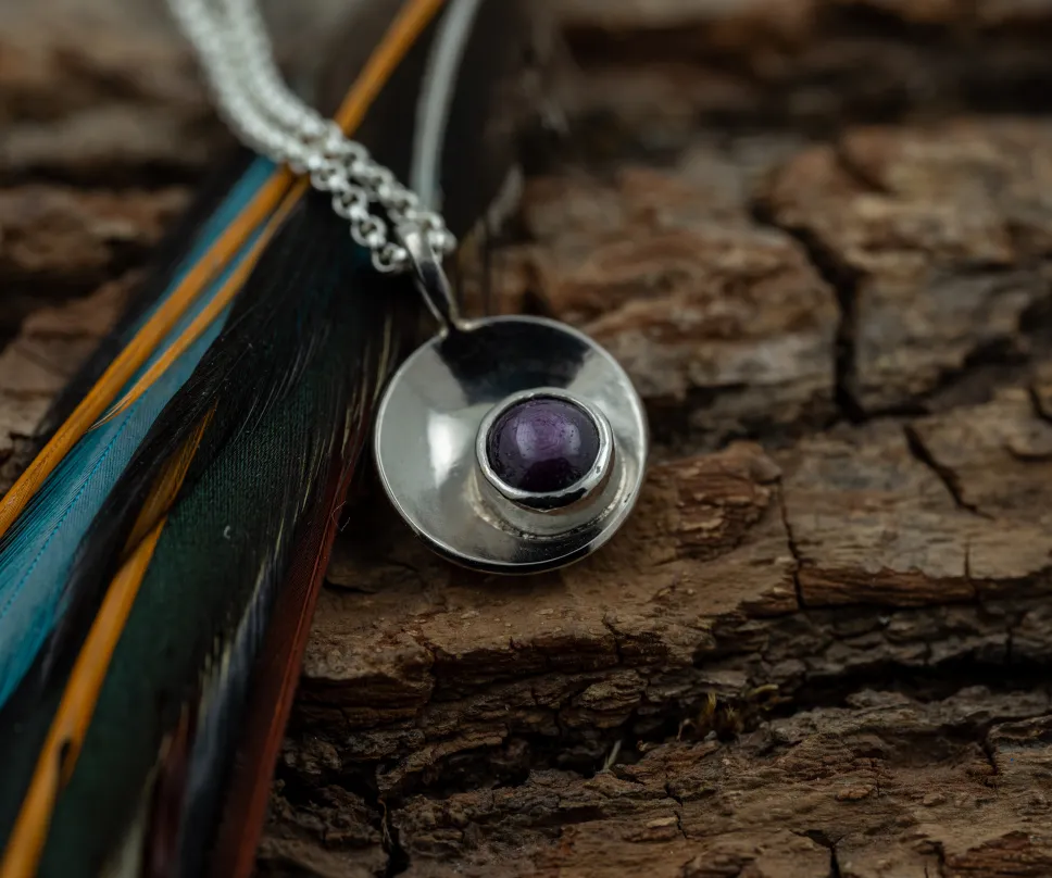 Collier en palladium serti d'un rubis étoilé
