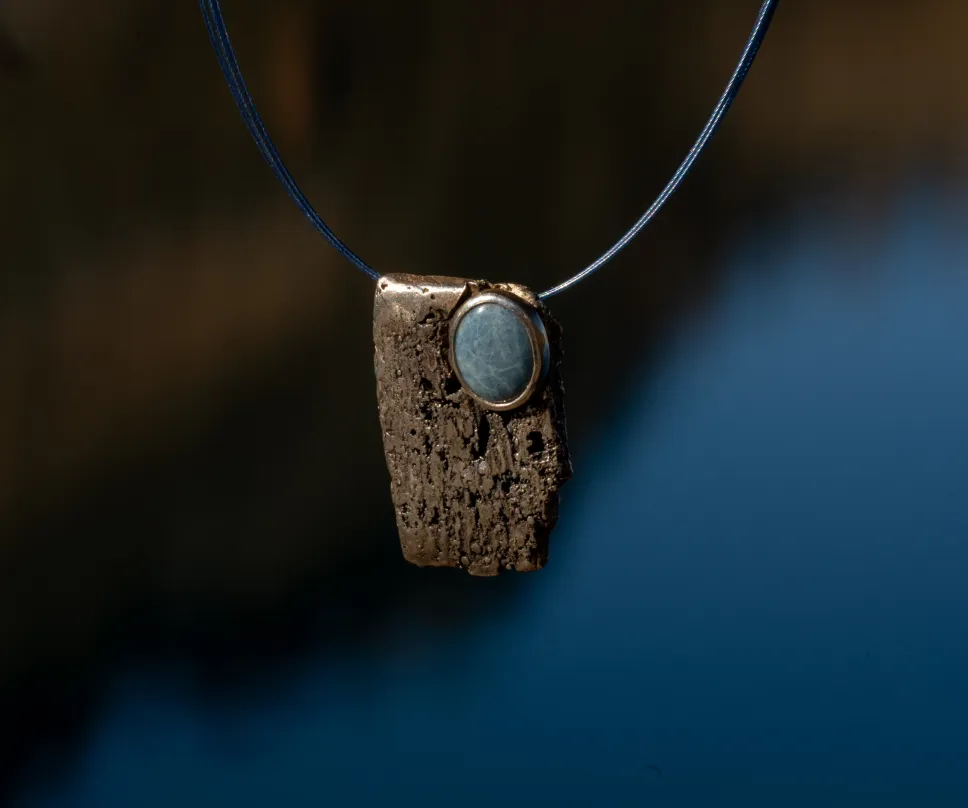 Collier en argent effet écorce serti d'une jade bleue