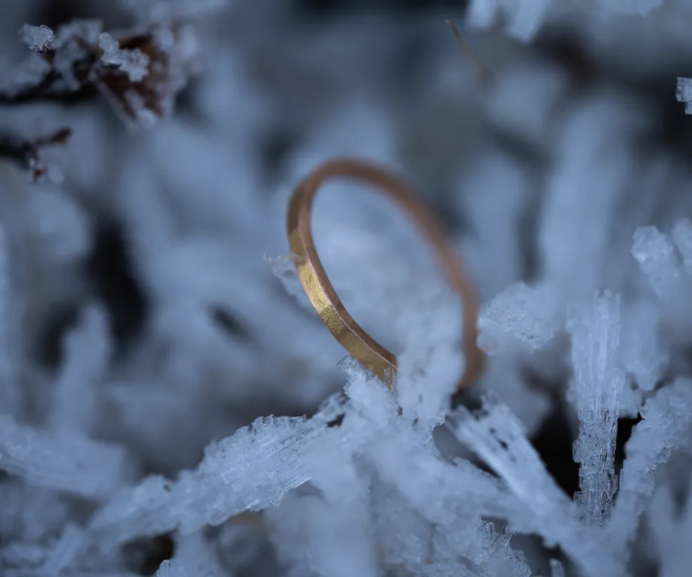 Bague en or jaune martelée