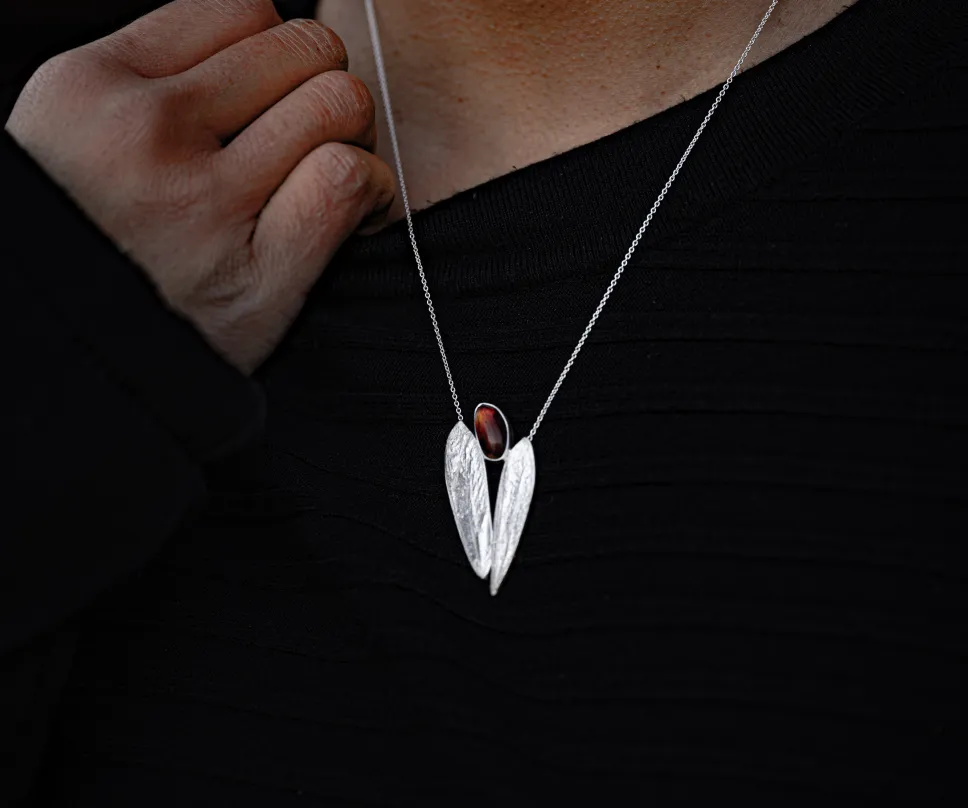Collier en argent ailes de libellule serti d'une pierre d'ambre